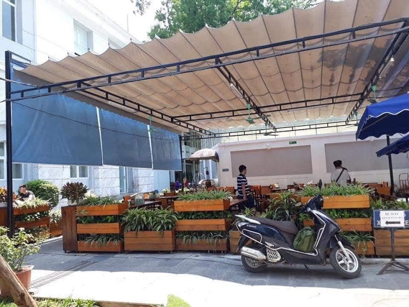 Hình ảnh: bạt mái xếp hoàn thành ở quán cafe  Hòa Phát Đạt