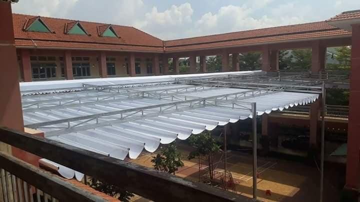 Hình ảnh: bạt mái xếp hoàn thành ở trường học Hòa Phát Đạt