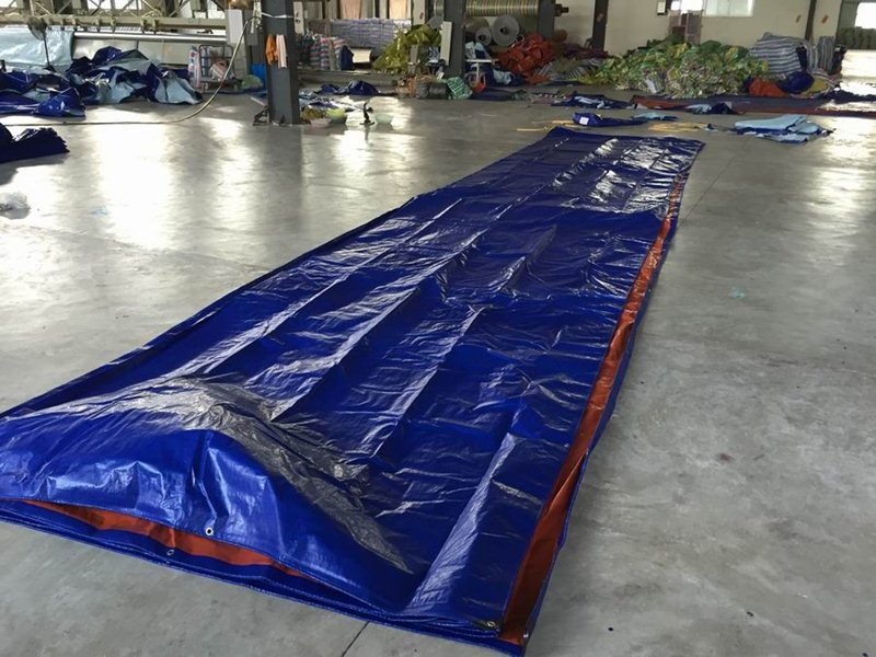 Hình ảnh: bạt nhựa khổ lớn che phủ hàng hóa Hòa Phát Đạt