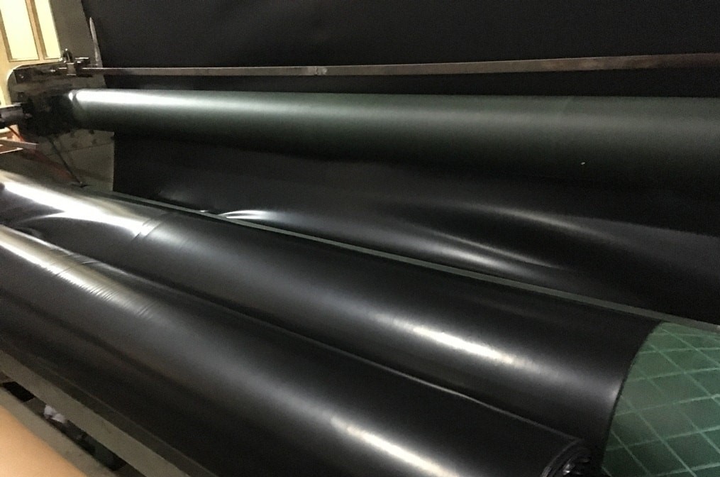 Hình ảnh: xưởng bạt nhựa HDPE phủ bờ ao khổ 10m Hòa Phát Đạt