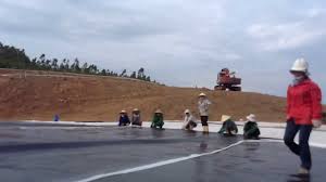 Hình ảnh: thi công bạt nhựa HDPE phủ bờ ao khổ 10m Hòa Phát Đạt